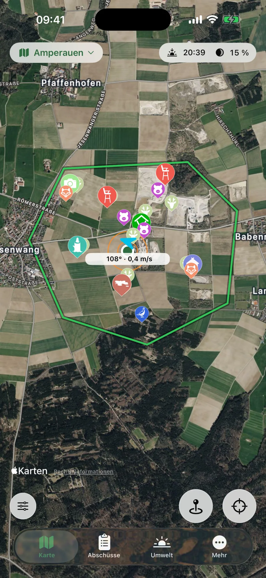 DeerMap zeigt das Revier „Amperauen“ als Fläche auf dem Luftbild, darin Hochsitze, Kirrungen und Wildkameras als farbige Nadeln